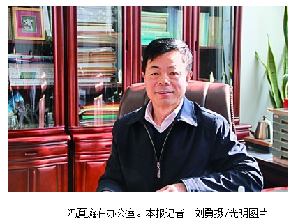 暑假,东北大学校园宁静祥和,实验室却是一番热火朝天的景象,几个青年